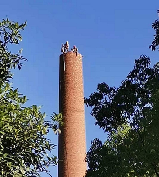煙囪拆除公司:綠色拆除,安全與高效鑄就信賴(lài)